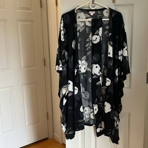 S/M LuLaRoe Savannah wrap